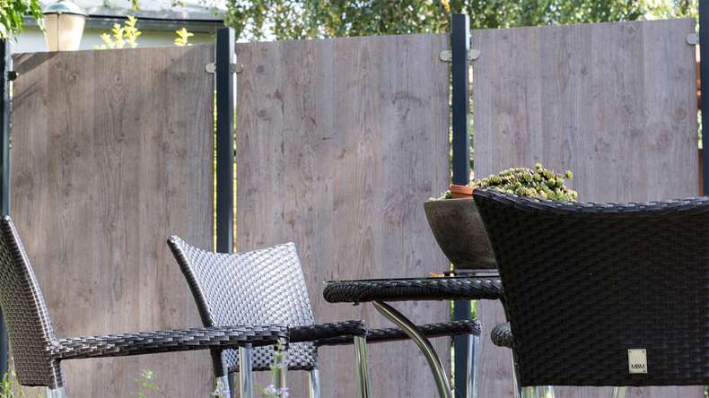 planeo Gardence Resistant - HPL privacy fence on edge - wood look 90 x 180cm