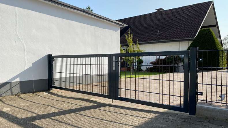 planeo universal door heavy 2-leaf asymmetric anthracite incl. gateposts