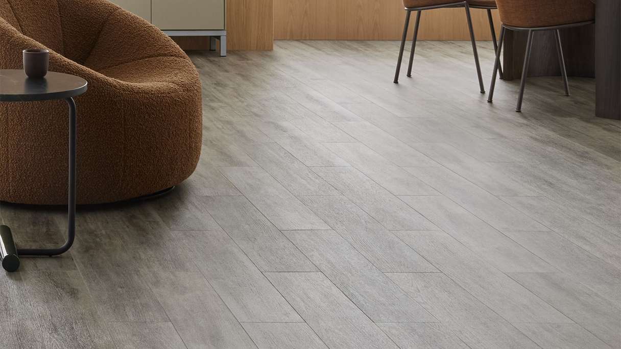 planeo self-adhesive vinyl – SilentIQ Wood 2-in-1 Commercial Alveza | Integrated impact sound insulation (F-DW-SIQ-17080)
