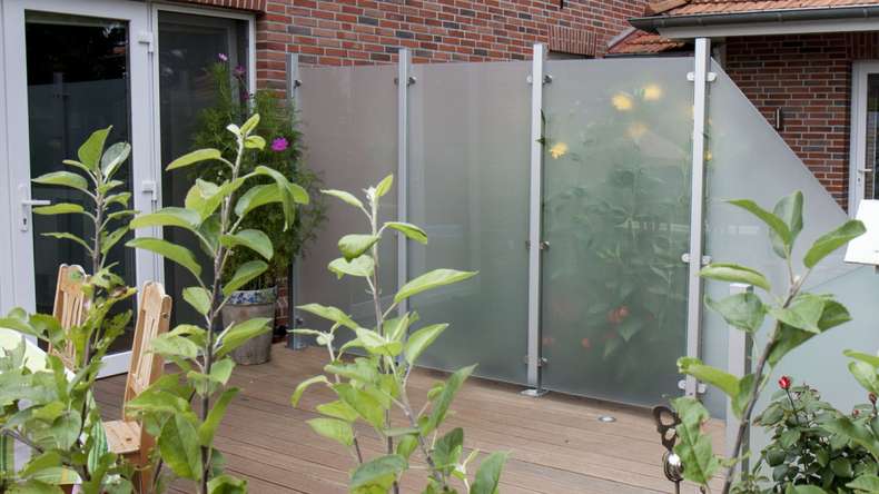 planeo Ambiente - glass privacy screen angled right satin 90 x 180 cm