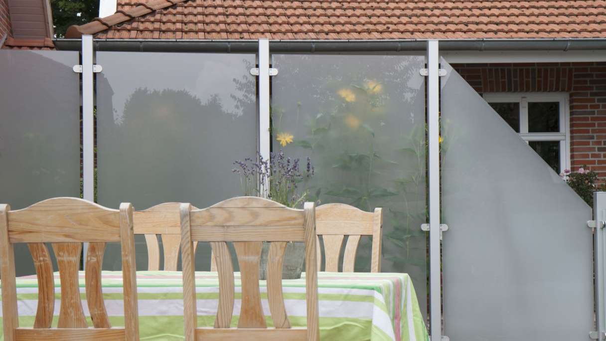 planeo Gardence Flair – Vertical Satin-Finish Glass Privacy Screen