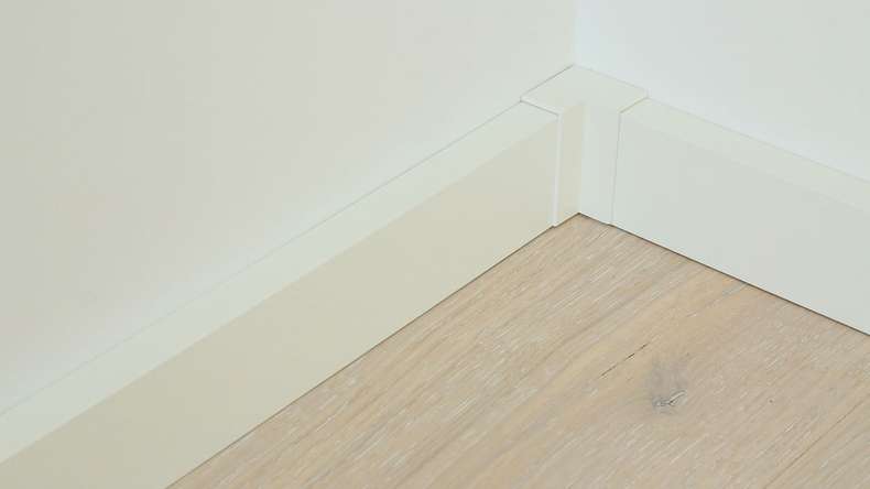 Self-adhesive inside corner for skirting board F100202M Modern White 18 x 80 mm (9062302001)