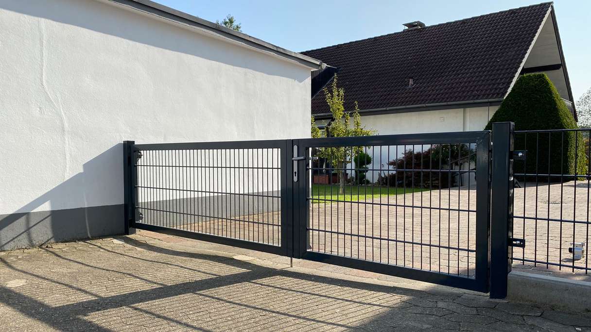 planeo universal door heavy 2-leaf asymmetric anthracite incl. gateposts