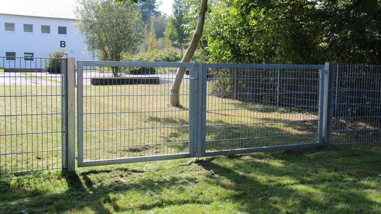 planeo universal door heavy 2-leaf asymmetric hot-dip galvanised H 800 x W 3200 incl. gateposts