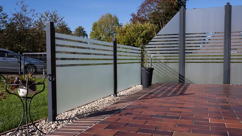 planeo Gardence Flair – Horizontal glass privacy screen, 180 x 90 cm