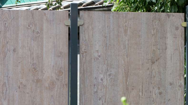 planeo Gardence Resistant - HPL privacy fence on edge - wood look 90 x 180cm