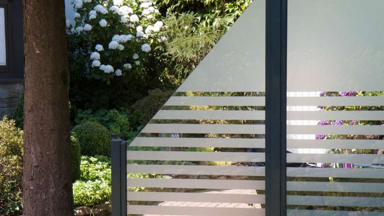 planeo Gardence Flair – Angled glass privacy screen, 90 x 180 cm