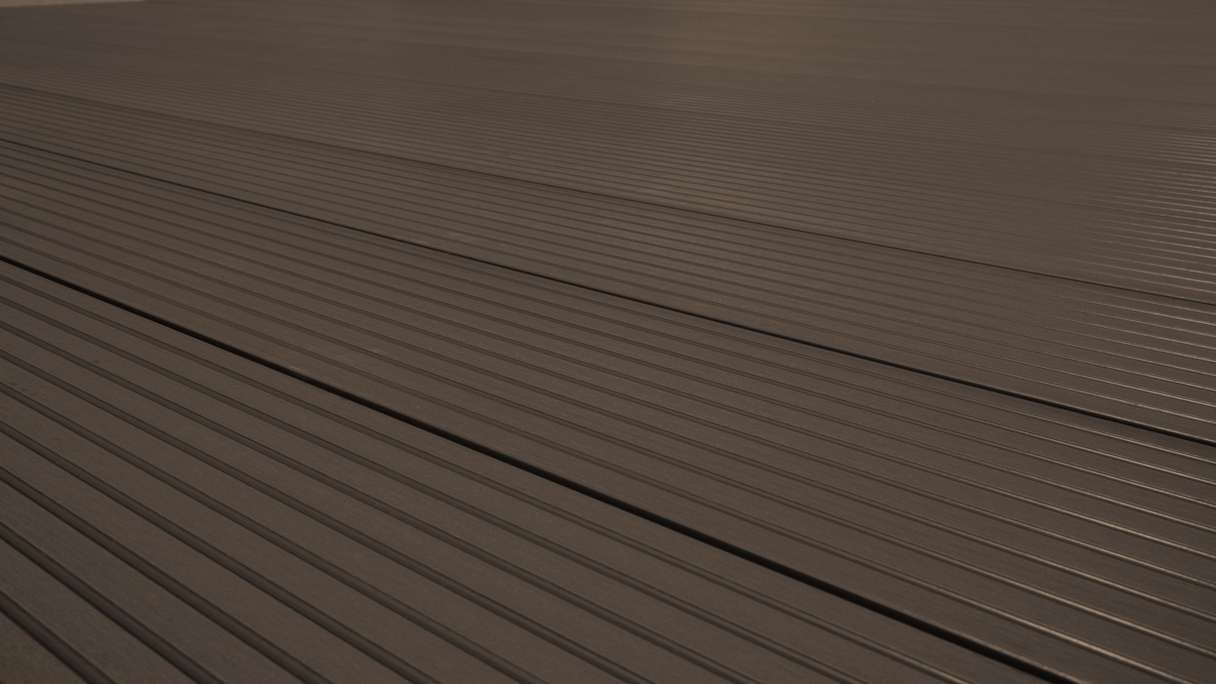 Complete set TitanWood 4m hollow core plank grooved structure dark brown 41.2m² incl. Alu-UK