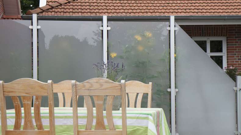 planeo Ambiente - glass privacy screen angled right satin 90 x 180 cm