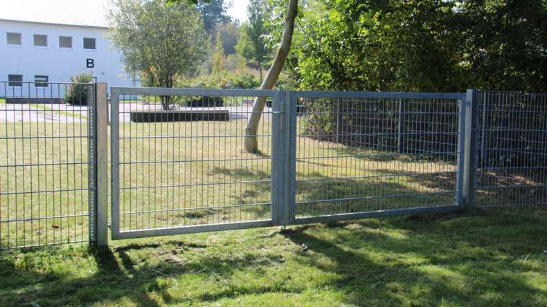 planeo universal door heavy 2-leaf asymmetric hot-dip galvanised H 1000 x W 3000 incl. gateposts